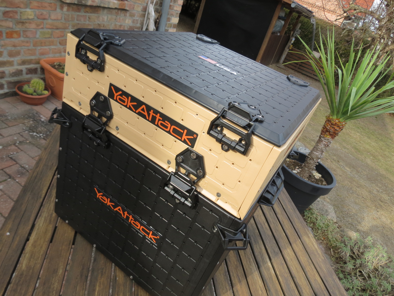 16"x16" BlackPak PRO USA Angelkajak Crate Box, Sonderfarbe Sand - YakAttack